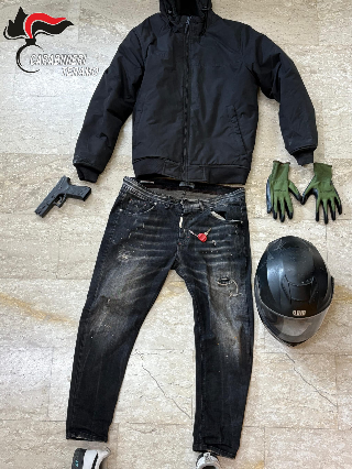 Martinsicuro - Rapina sala scommesse e scappa con 400 euro: riconosciuto da casco e abiti